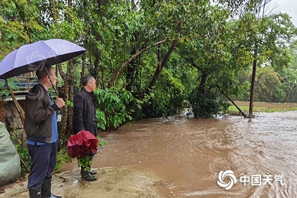 南方大范围强降雨持续 冷空气侵扰北方 