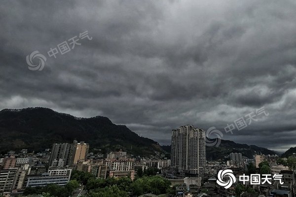 南方阴雨延续至五一假期 各地气温陆续反转 